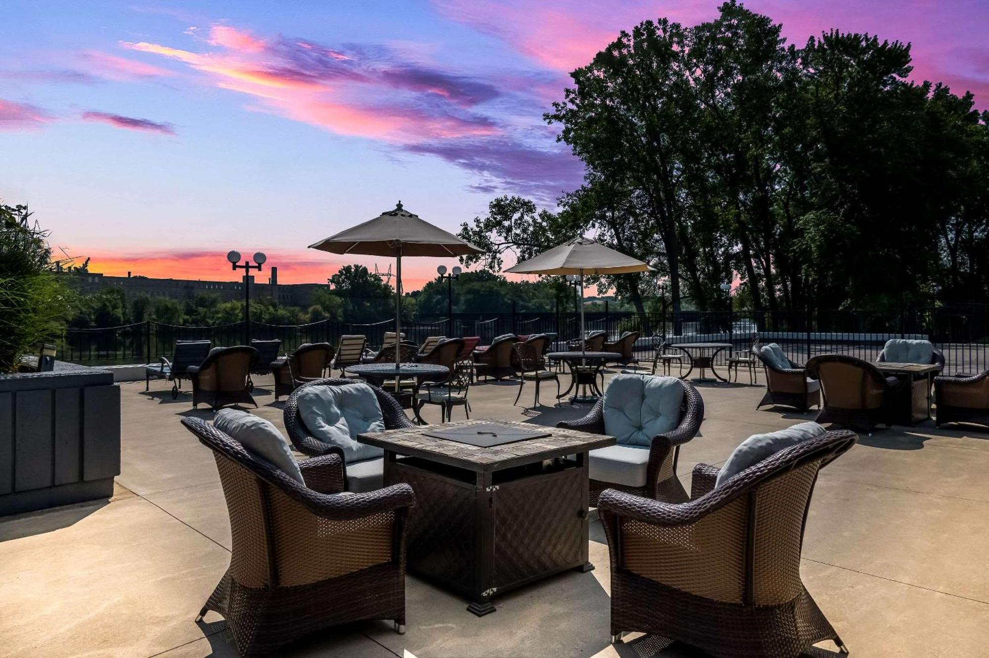 Radisson Hotel Grand Rapids Riverfront Екстериор снимка