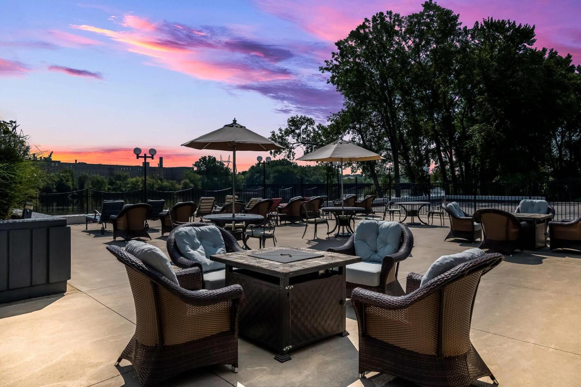 Radisson Hotel Grand Rapids Riverfront Екстериор снимка