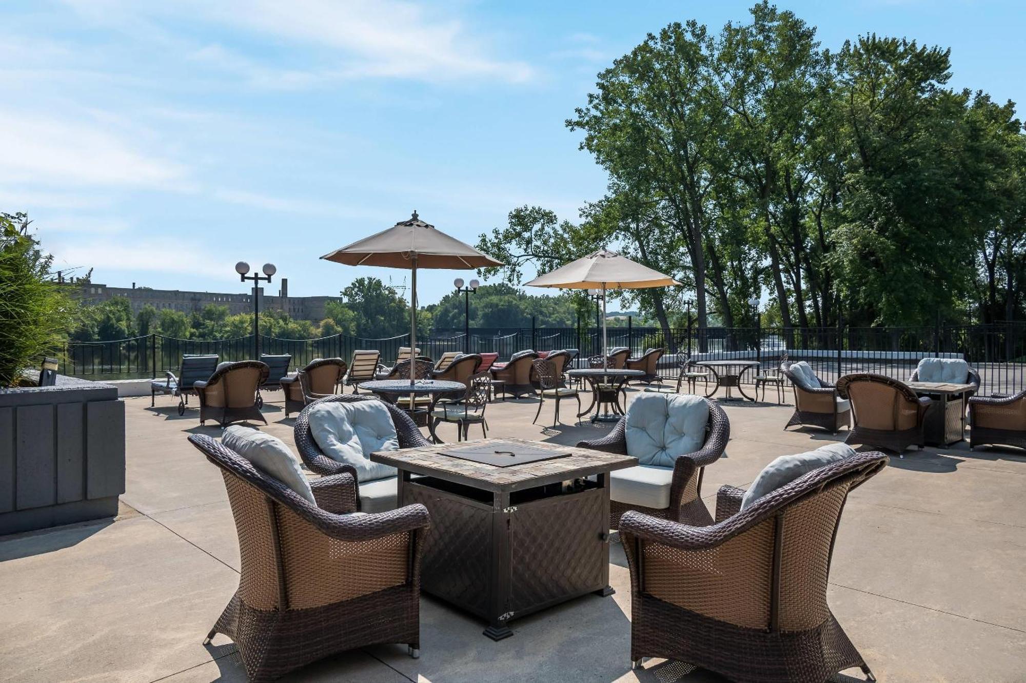 Radisson Hotel Grand Rapids Riverfront Екстериор снимка